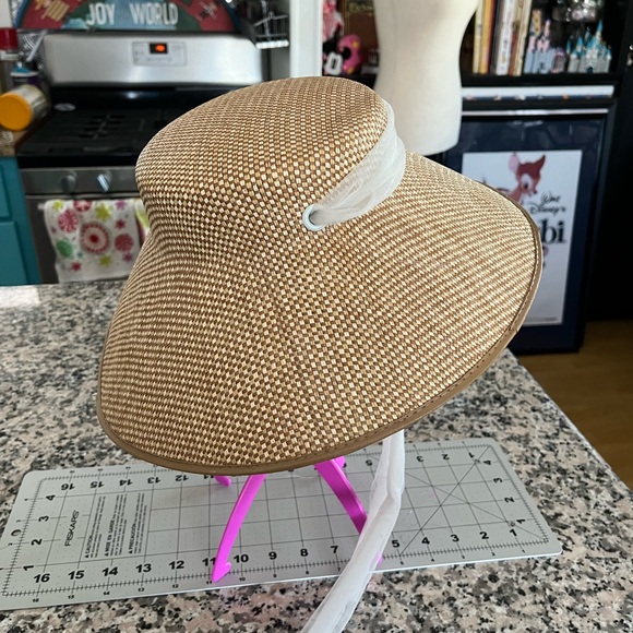 Vintage straw hat very easy to swap strap for ribbon out to change up the color - Picture 5 of 5